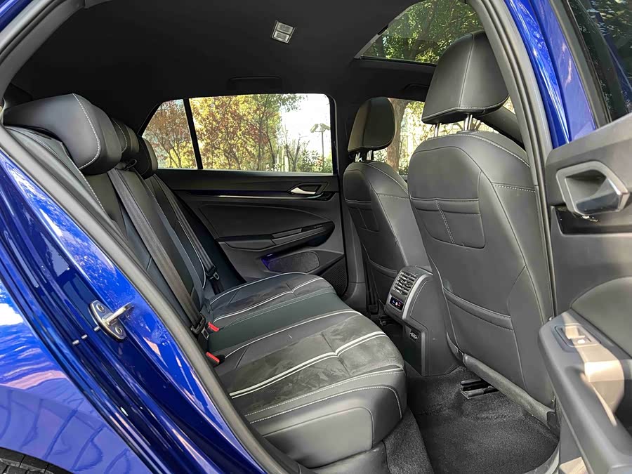 Volkswagen Golf 2023 car image #11