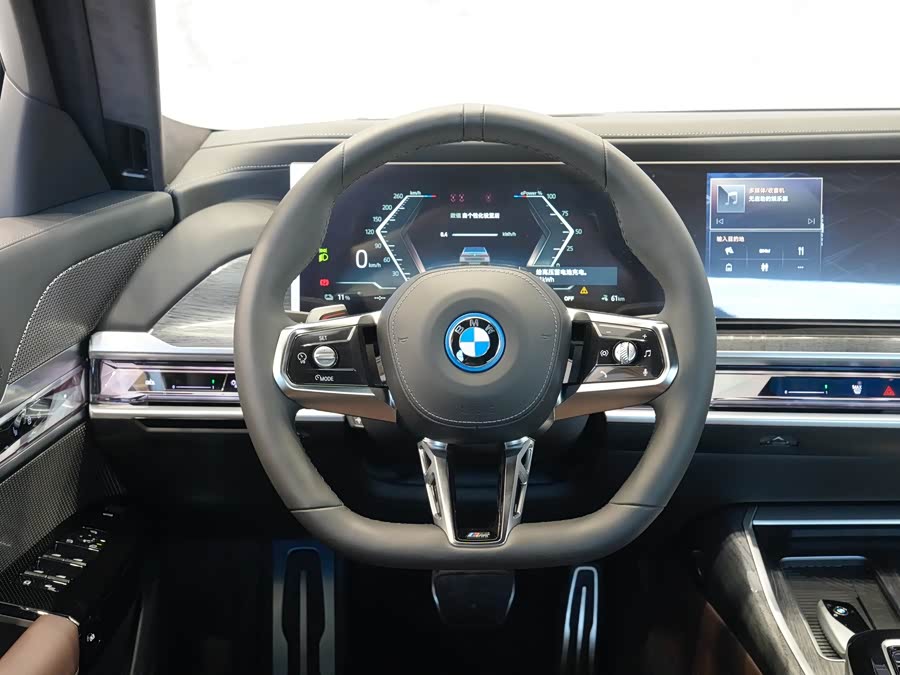 BMW i7 car image #11