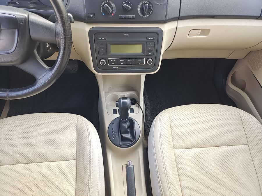 Skoda Fabia 2013 immagine di auto #11