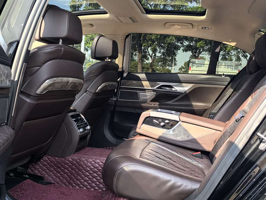 BMW 7 Series 2020 car image #11