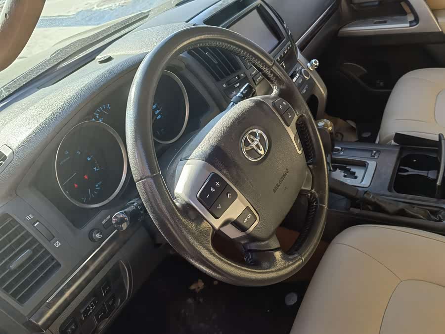 Toyota Land Cruiser 2010 #11 Toyota Land Cruiser 2010 car image #11