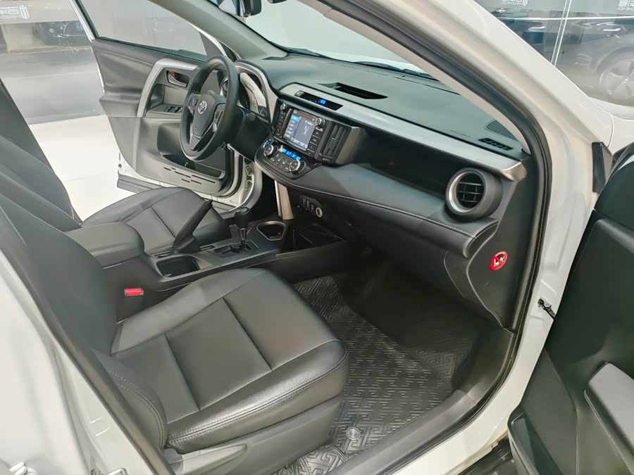 Toyota RAV4 2019 car image #11