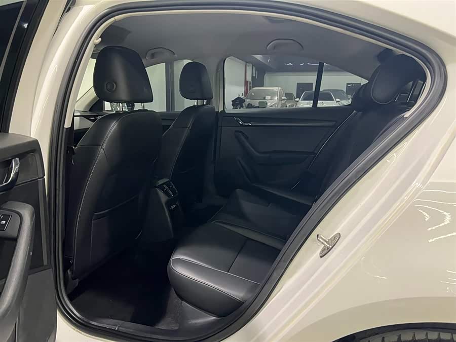 Skoda Octavia 2021 car image #11