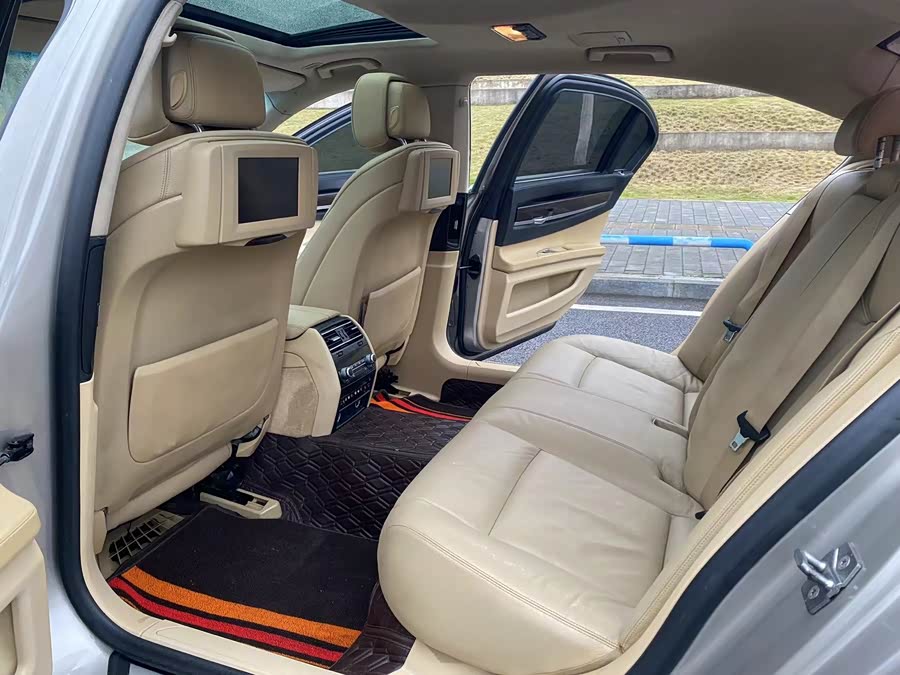 BMW 7 Series 2012 car image #11