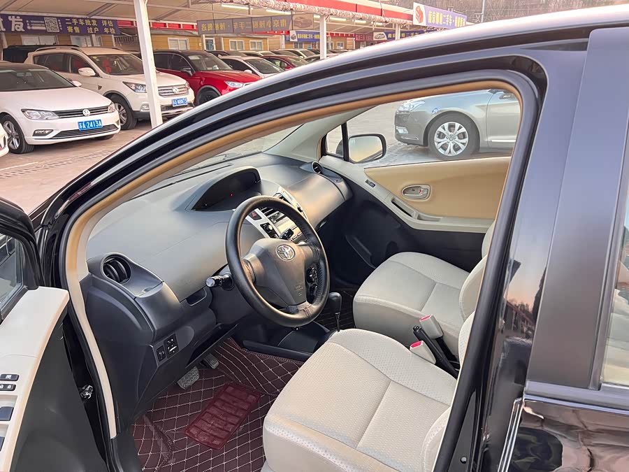 Toyota Yaris 2010 imagen de coche #11