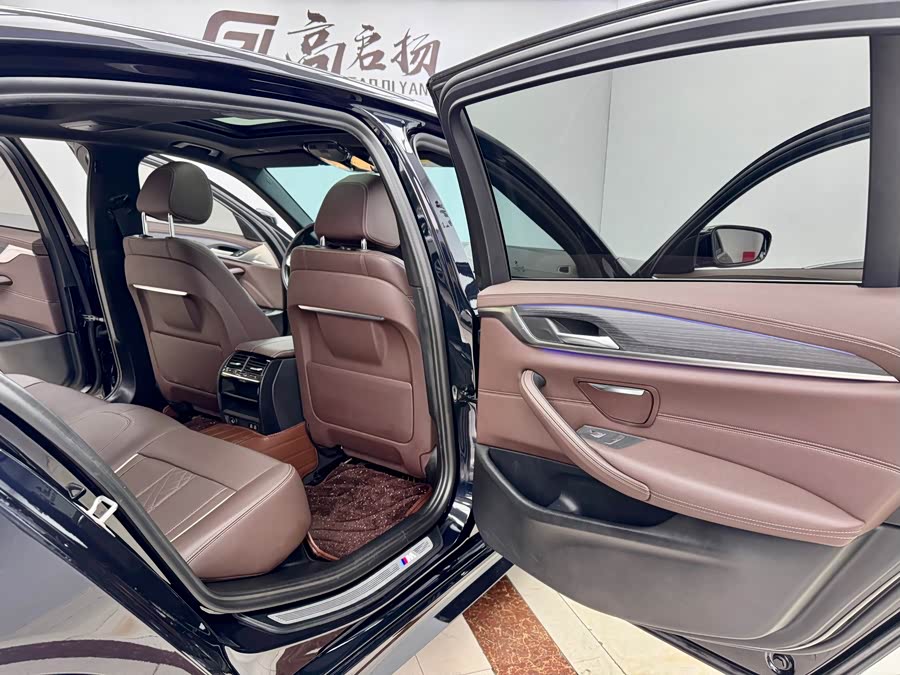 BMW 5 Series 2022 immagine di auto #11