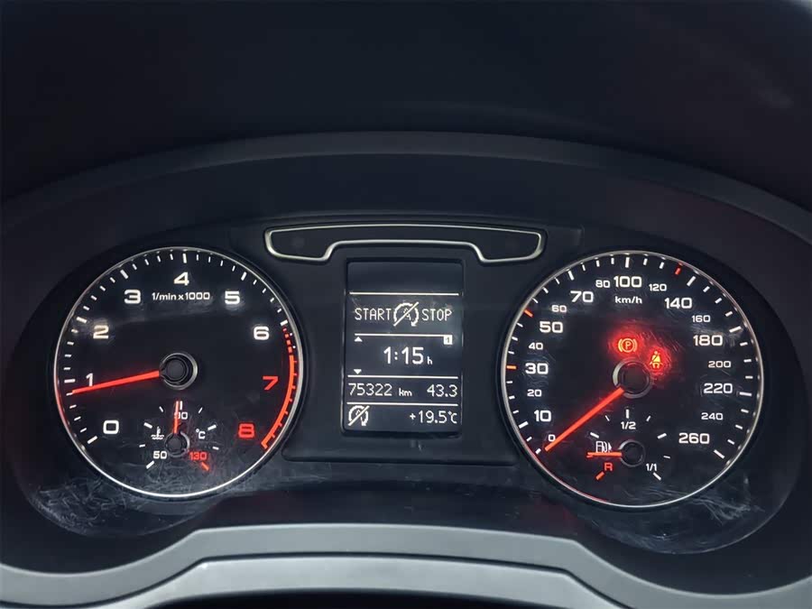 Audi Q3 2015 car image #11