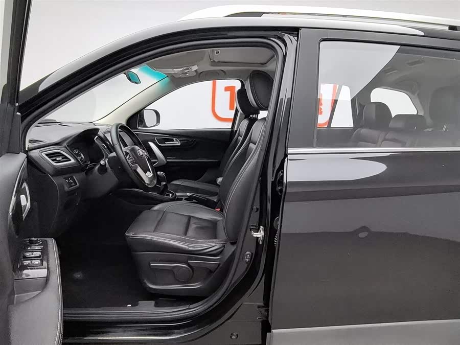 SWM X7 2019 صورة سيارة #11