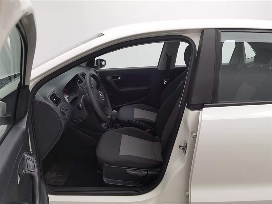 Volkswagen Polo 2015 car image #11