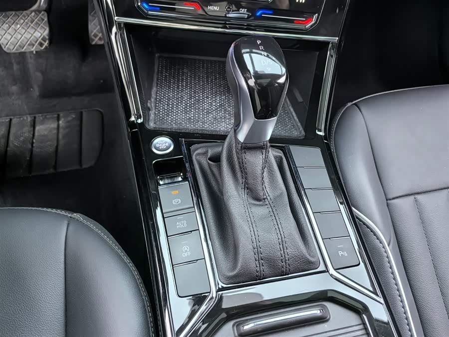 Volkswagen Passat 2023 car image #11