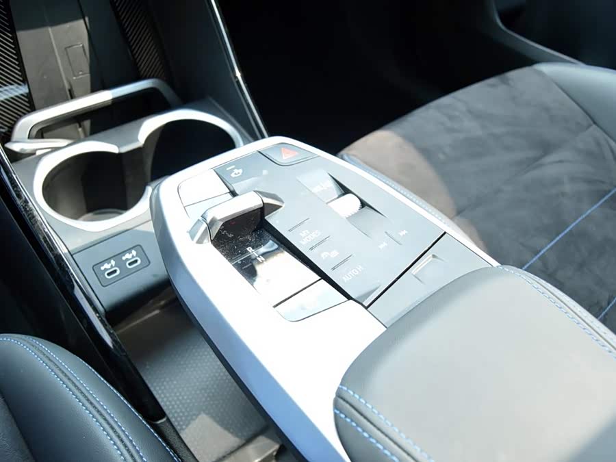 BMW iX1 2025 car image #11