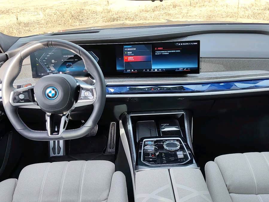 BMW i7 M70L 2025 car image #11