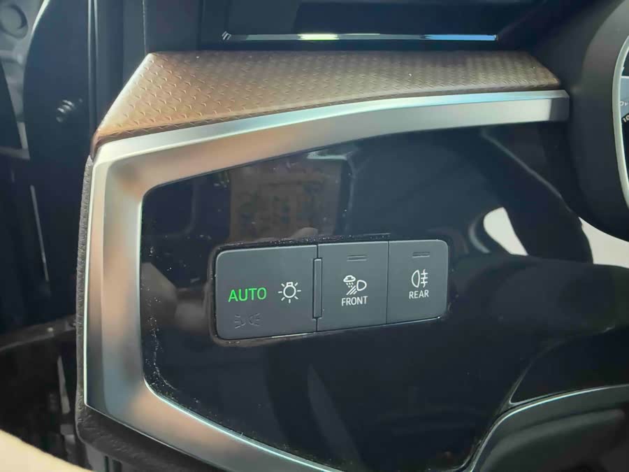 Audi Q3 2022 car image #11