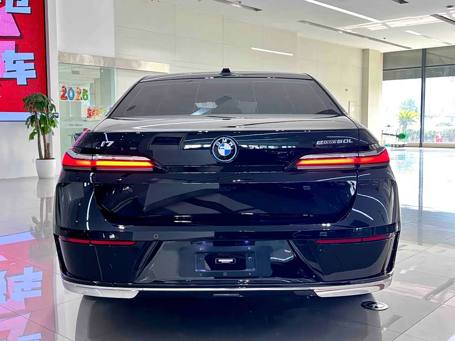 BMW i7 2024 car image #11