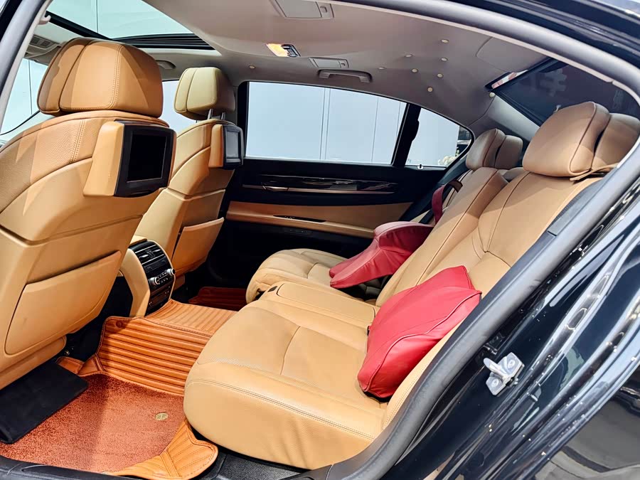 BMW 7 Series 2010 car image #11