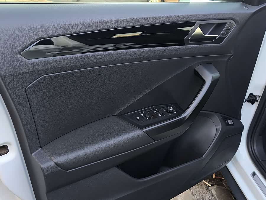 Volkswagen T-Roc 2019 car image #11