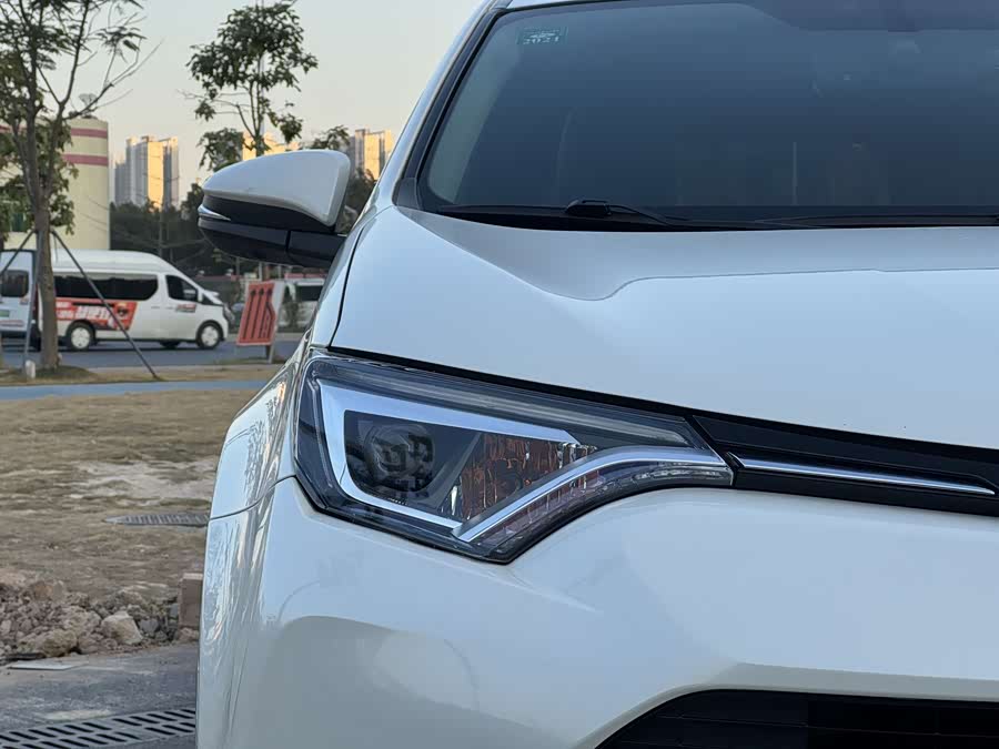 Toyota RAV4 2017 car image #11