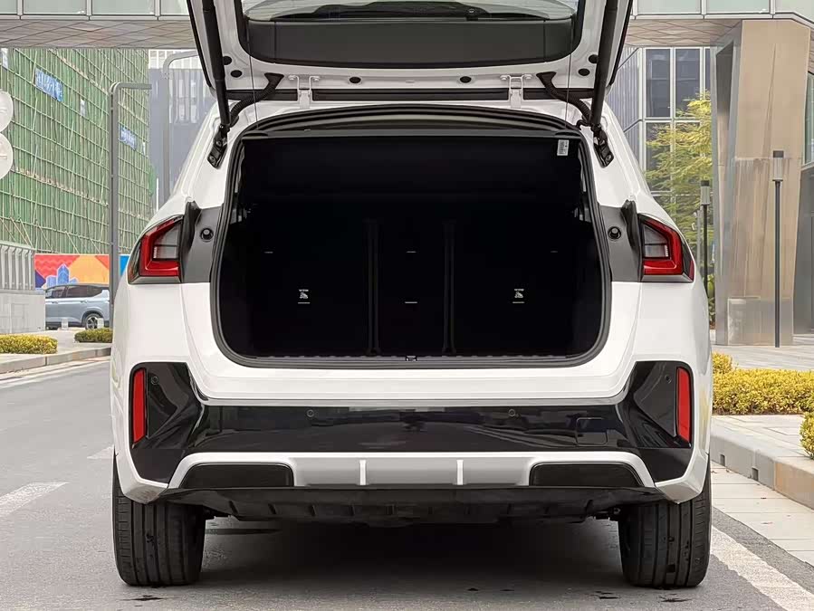 BMW iX1 2025 car image #11