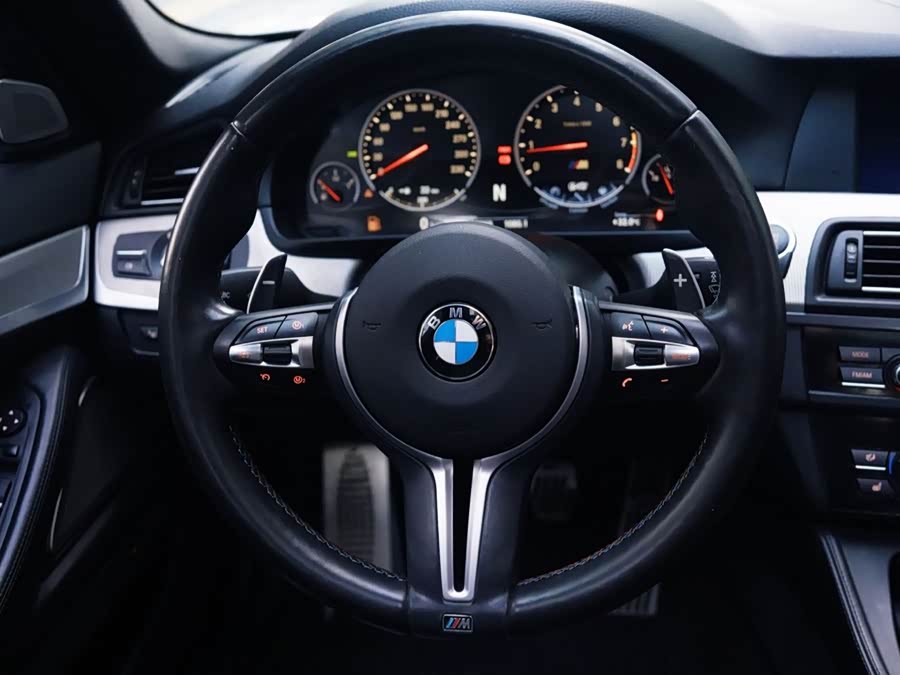 BMW M5 2014 car image #11