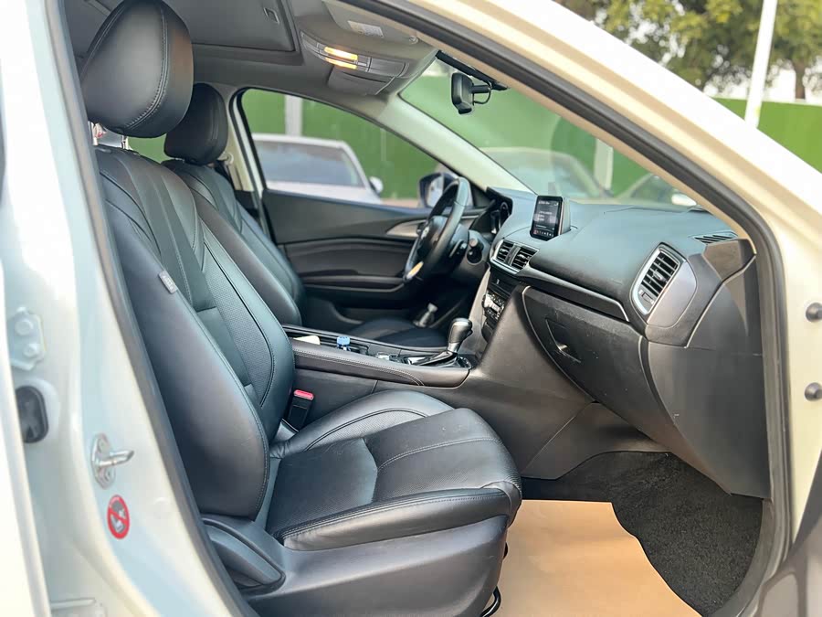 Mazda 3 Axela 2017 car image #11