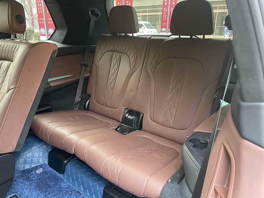 BMW X7 2020 car image #11