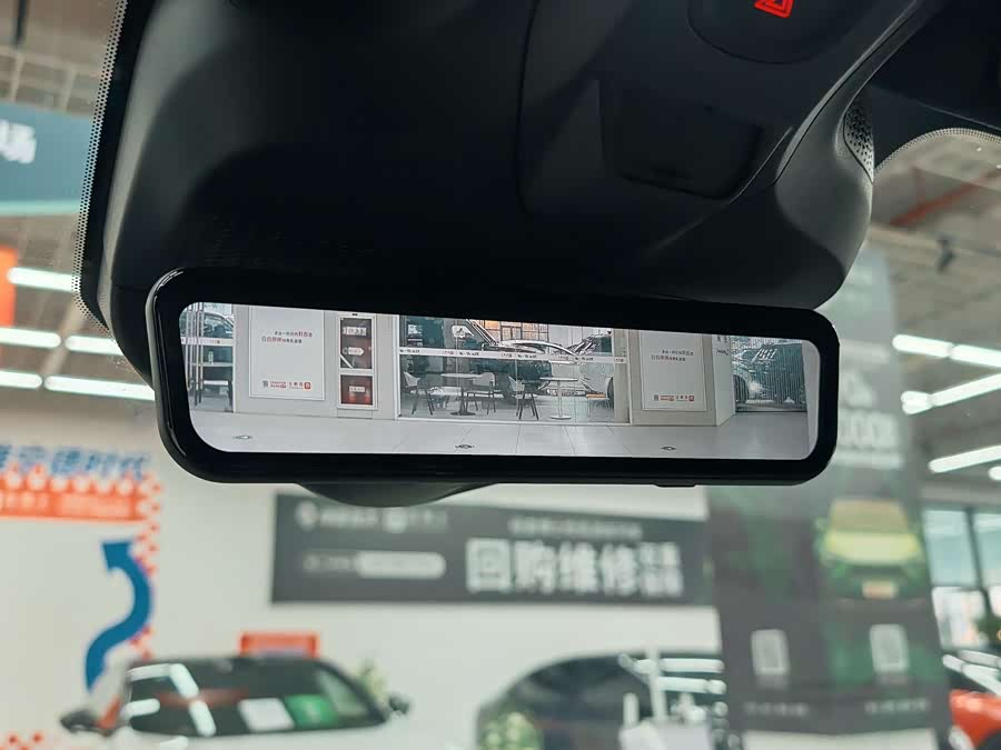 Avatr 11 2023 car image #11