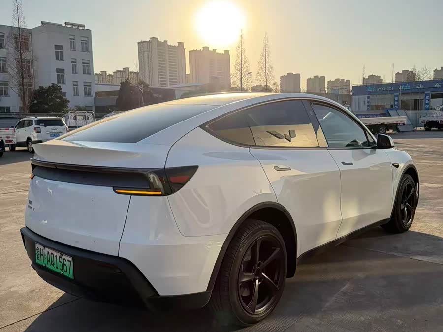 Tesla Model Y 2025 #11 Tesla Model Y 2025 car image #11
