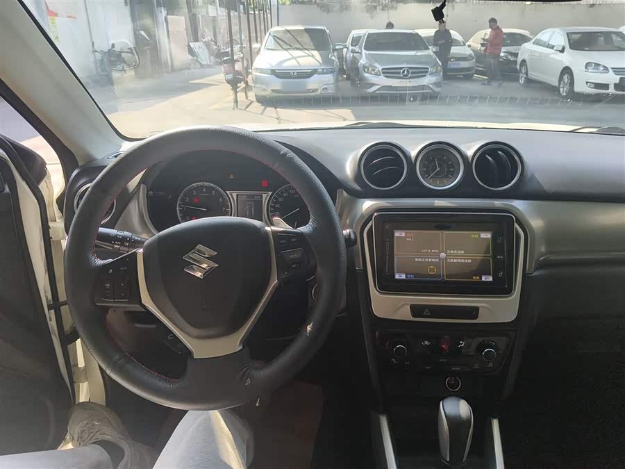 Suzuki Vitara 2016 car image #11