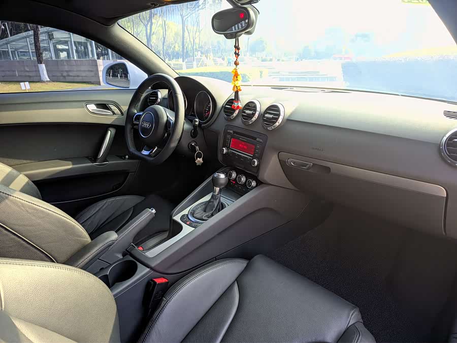 Audi TT 2013 car image #11