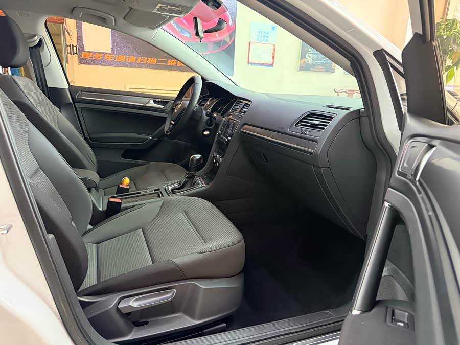 Volkswagen Golf 2017 car image #11
