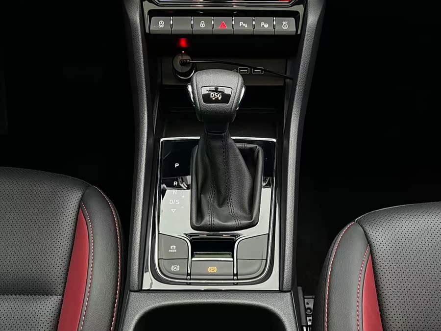 Skoda Karoq 2023 изображение автомобиля #11