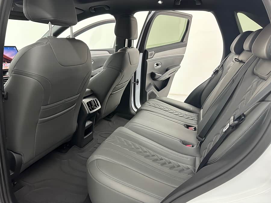 BYD SongL DM-i 2025 #11 BYD SongL DM-i 2025 car image #11