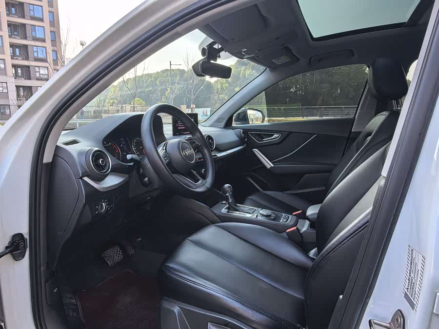 Audi Q2L 2021 car image #11