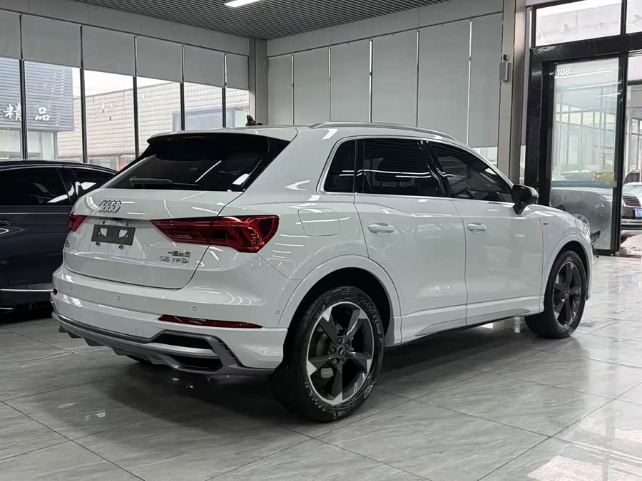 Audi Q3 2022 car image #11