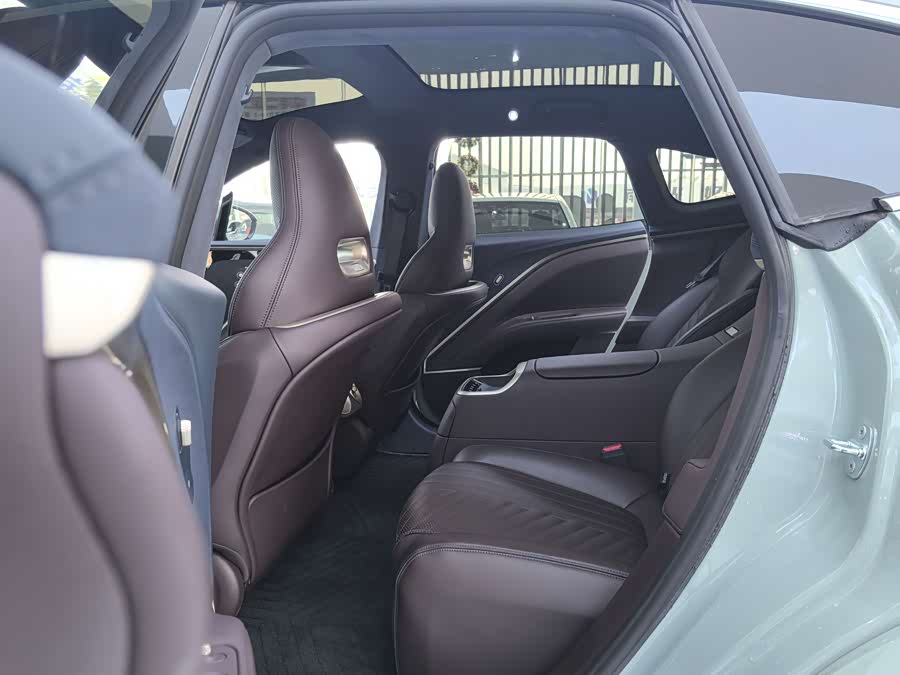 Avatr 11 2022 car image #11
