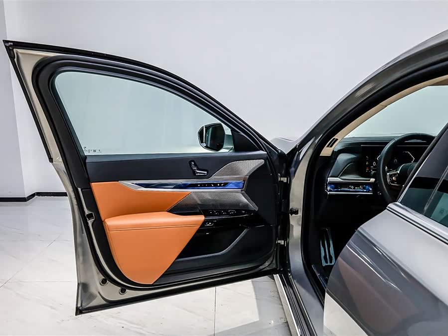 BMW 7 Series 2024 car image #11