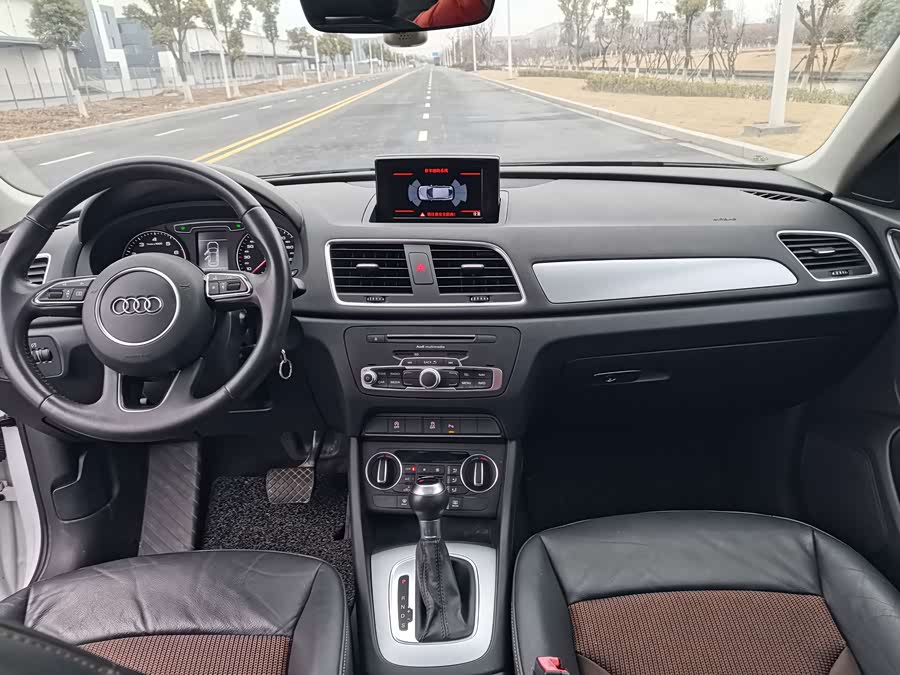 Audi Q3 2016 car image #11