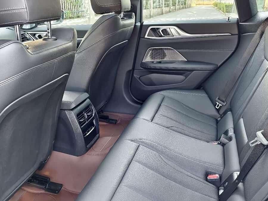 BMW i4 2023 car image #11