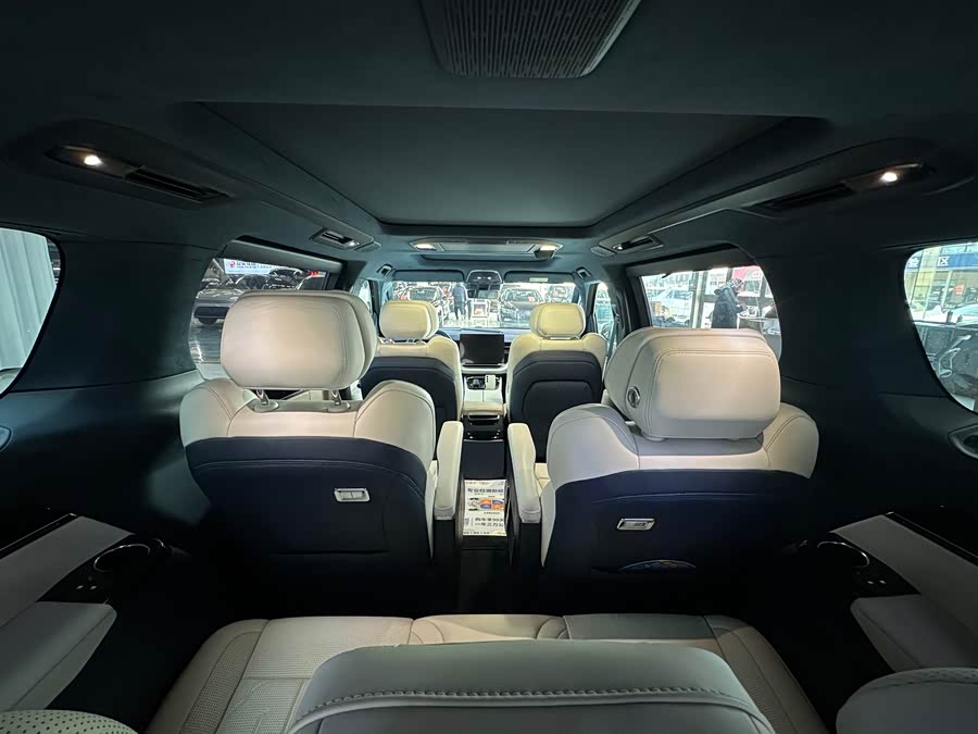 Zeekr 009 2025 car image #11