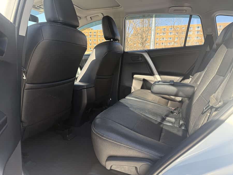 Toyota RAV4 2018 car image #11