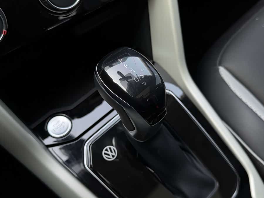 Volkswagen T-Roc 2023 car image #11