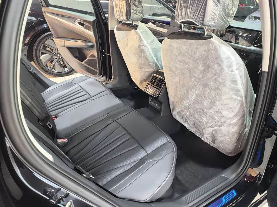 Volkswagen Passat 2025 car image #11