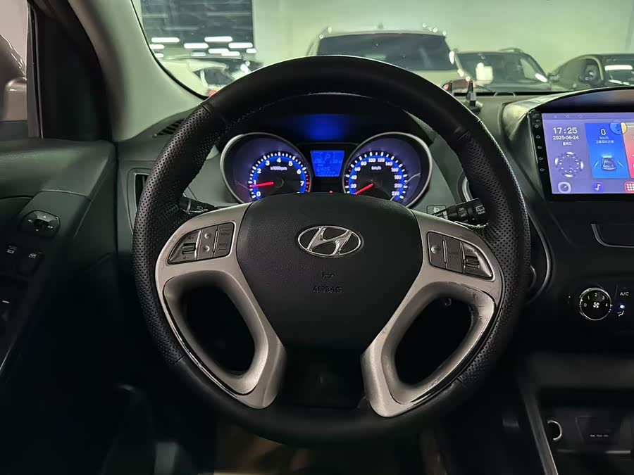Hyundai ix35 2015 car image #11
