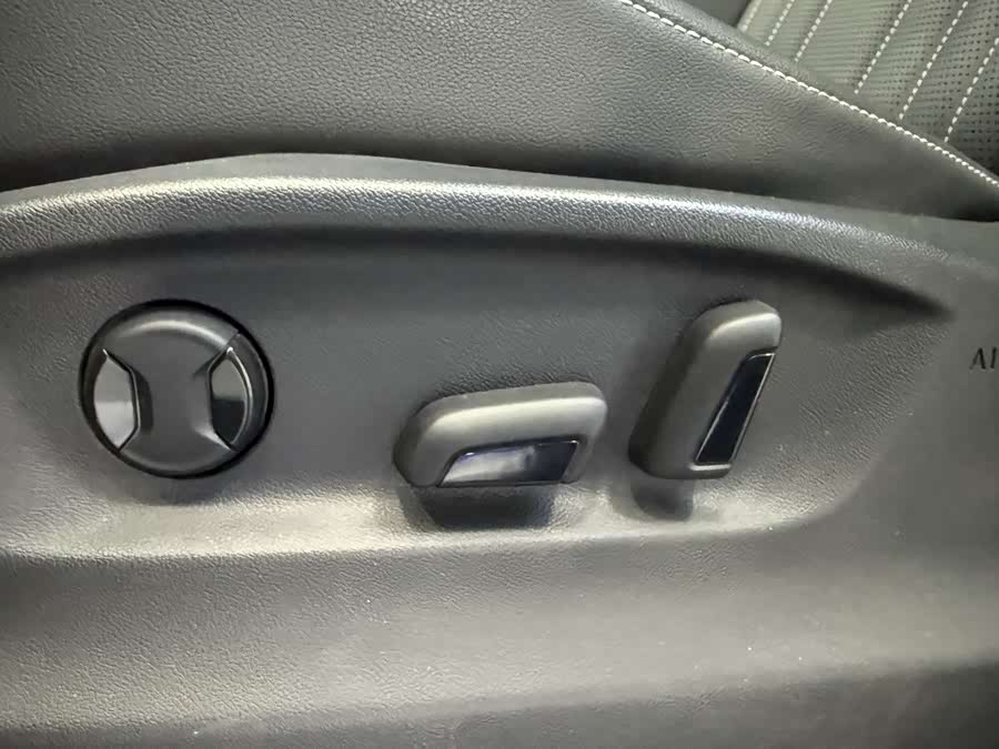 Volkswagen Tiguan L 2021 car image #11