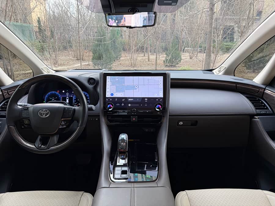 Toyota Alphard 2024 car image #11