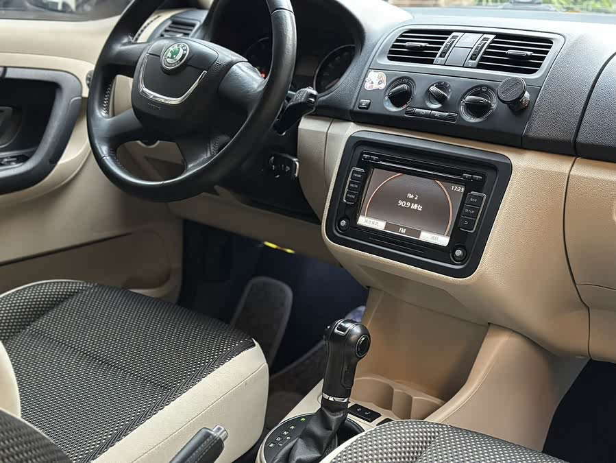 Skoda Fabia 2017 image de voiture #11