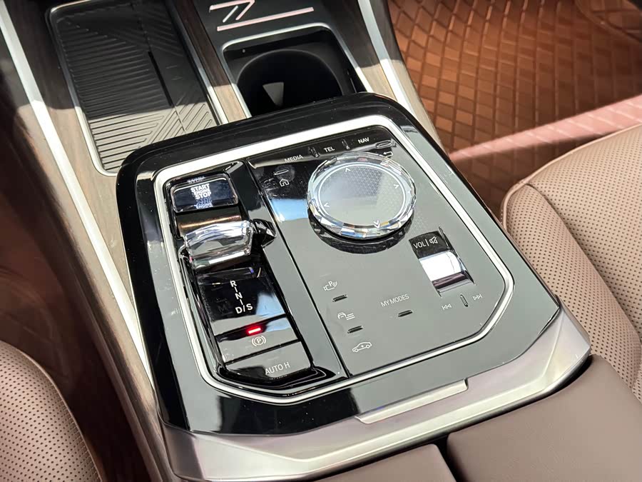 BMW 7 Series 2024 car image #11