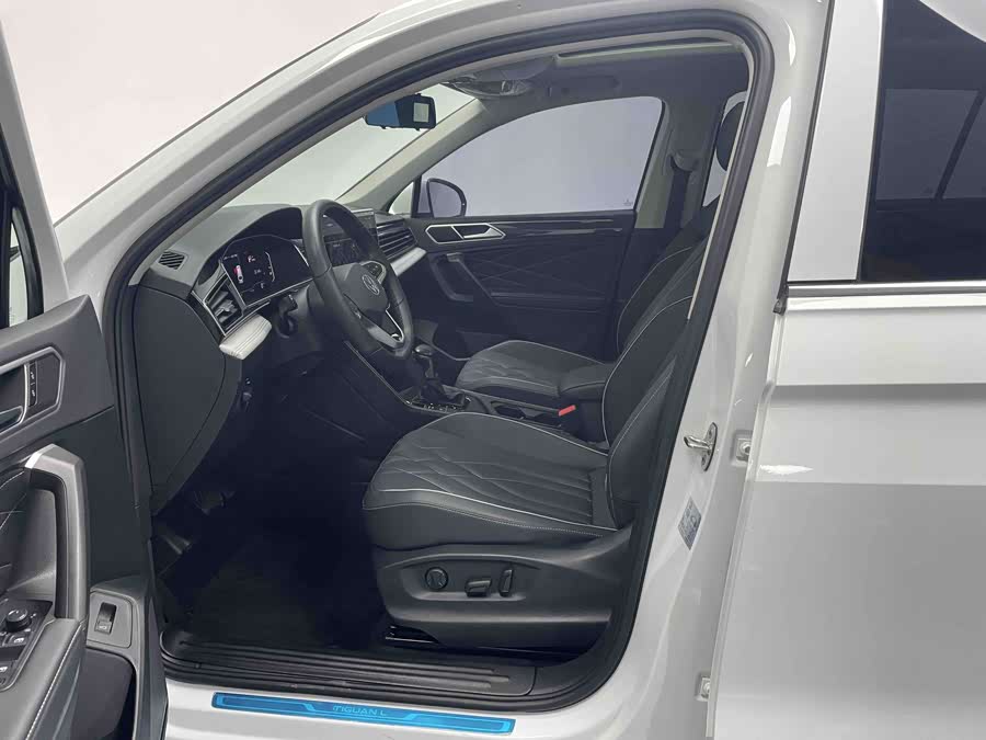 Volkswagen Tiguan L 2024 immagine di auto #11