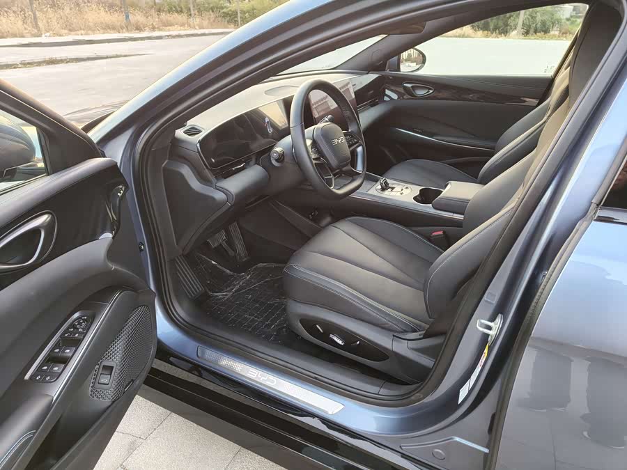 BYD Seal 2025 car image #11