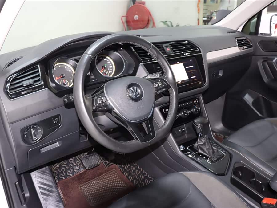 Volkswagen Tiguan L 2020 car image #11